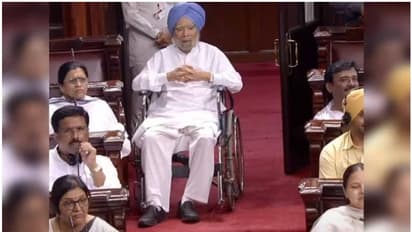 90 വയസ്, വീൽചെയറിൽ രാജ്യസഭയിലെത്തി മുൻ പ്രധാനമന്ത്രി മൻമോഹൻ സിംഗ്; 'അങ്ങേയറ്റം ലജ്ജാകരം', പരിഹാസവുമായി ബിജെപി