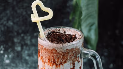 Craving cafe-style chocolate mikshake? Try this easy recipe for a yummy drink