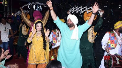 GADAR 2: सनी देओल को देखने पहुंचे लोग लुट गए, कई मोबाइल गए, कीमती सामान भी हुआ गायब