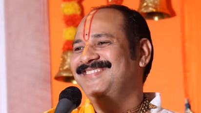 किसी को प्रणाम करने से क्या मिलता है? पंडित प्रदीप मिश्रा से जानें इसके फायदे