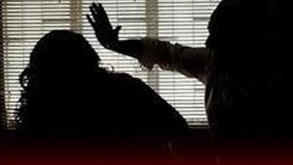 என்ன குழந்தைகள் சிவப்பா இருக்கு! காதல் மனைவி மீது தீராத சந்தேகம்! சிகரெட்டால் சூடு!சித்ரவதை செய்து கொன்ற கணவர்