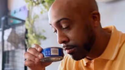 ട്യൂണമീനിനോട് അമിതമായ ആസക്തി; അമേരിക്കക്കാരൻ കഴിക്കുന്നതും കുടിക്കുന്നതും മണക്കുന്നതും ട്യൂണ