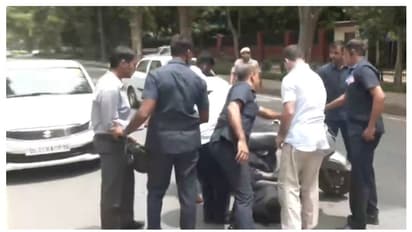 വസതിക്ക് മുന്നില്‍ ബൈക്ക് അപകടം, പാർലമെന്റിലേക്ക് പോകുന്നതിനിടെ യാത്രക്കാരനടുത്തെത്തി രാഹുല്‍ ഗാന്ധി