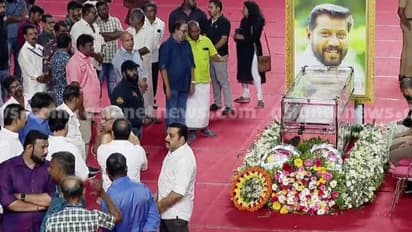 പ്രിയ സംവിധായകന് അന്ത്യാഞ്ജലി അർപ്പിച്ച് കലാകേരളം: അവസാന നോക്ക് കാണാൻ ജനത്തിരക്ക്