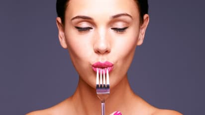 ചര്മ്മം കണ്ടാല് പ്രായം പറയാതിരിക്കാന് ഈ മൂന്ന് ഭക്ഷണങ്ങള് മാത്രം കഴിച്ചാല് മതി...