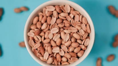  യാത്രക്കിടെ വിമാനത്തിലെ  മുഴുവൻ നിലക്കടല പാക്കറ്റുകളും വാങ്ങി യുവതി; കാരണമിതാണ്... 