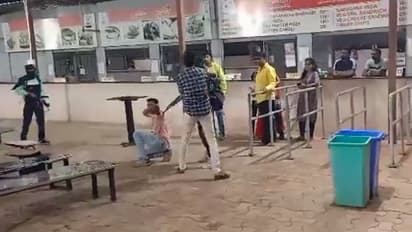 ದೇವಸ್ಥಾನಕ್ಕೆ ನುಗ್ಗಿದ ಭಯೋತ್ಪಾದಕನ ಕಪಾಳಕ್ಕೆ ಭಾರಿಸಿದ ವ್ಯಕ್ತಿ, ಬಳಿಕ ನಡೆದಿದ್ದೇ ಬೇರೆ!