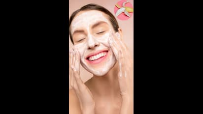 வாழைப்பழத்தோலின் நன்மைகள் தெரிஞ்சா இனி தூக்கி எறிய மாட்டீங்க!