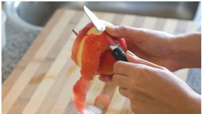 ആപ്പിളിന്റെ തൊലി കളയേണ്ട ; അതിശയിപ്പിക്കുന്ന ​ചില ആരോ​ഗ്യ ​ഗുണങ്ങൾ ഇതൊക്കെ