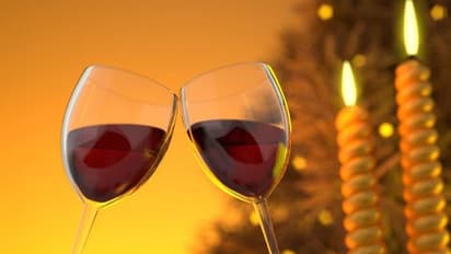 മദ്യം കഴിക്കുമ്പോൾ ചിയേഴ്സ് പറയുന്നത് എന്തിന്? ഗ്ലാസുകൾ കൂട്ടിമുട്ടിക്കുന്നതോ?