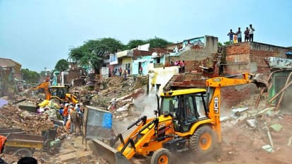 റെയിൽവേയുടെ ബുൾഡോസർ രാജ്; മഥുരയിൽ മുന്നറിയിപ്പില്ലാതെ തകർത്തത് 135 വീടുകൾ, കുടുംബങ്ങൾ പെരുവഴിയിൽ