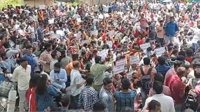 గ్రూప్-2 పరీక్షల వాయిదాకై టీఎస్పీఎస్సీ వద్ద ఆందోళన: కోచింగ్ సెంటర్ల పాత్రపై అనుమానాలు