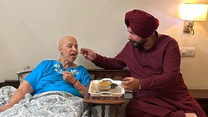 భార్యకు కీమో థెరపీ.. సతీమణికి భోజనం తినిపిస్తున్న నవజ్యోత్ సింగ్ సిద్ధూ, ఫోటోలు వైరల్