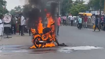 "ஓ என்னையவே கீழ தள்ளிவிடுறியா நீ".. சறுக்கி விழுந்த "குடி"மகன் - கடுப்பில் பைக்கை கொளுத்திய கொடுமை! Video!