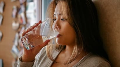 இந்த உணவுகளை சாப்பிட்ட பிறகு தண்ணீர் குடிக்காதீங்க! பல பிரச்சனைகள் வருமாம்!