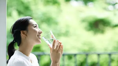 சாப்பிடும் போது தண்ணீர் குடிக்கலாமா? நிபுணர்கள் சொன்ன பதில்!