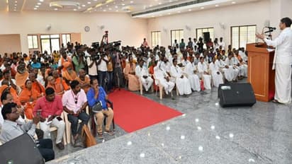 அண்ணாமலையாரே நல்லபடியா வைப்பா.. தரிசித்த கையோடு குடும்பத்துடன் கிரிவலம் சென்ற ஆளுநர் ஆர்.என்.ரவி.!