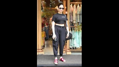 ಜೈಲರ್ ಯಶಸ್ಸಿನ ಬೆನ್ನಲೆ ಮುಂಬೈ ರಸ್ತೆಯಲ್ಲಿ ತಮನ್ನಾ; ಚಪ್ಪಲಿ ಬೆಲೆ ಕೇಳಿ ನೆಟ್ಟಿಗರು ಶಾಕ್! 