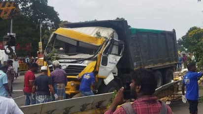 செங்கல்பட்டு விபத்தில் உயிரிழந்த 6 பேரில் 2 பேர் எஸ்.ஆர்.எம். கல்லூரி மாணவர்கள்! அதிர்ச்சி போட்டோஸ்.!