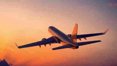 ವಿಮಾನದಲ್ಲಿ ವ್ಯಕ್ತಿಗೆ ಲೈಂಗಿಕ ಕಿರುಕುಳ: ಹಾಡು ಹಾಡಿ ಹಿಂಭಾಗ ಮುಟ್ಟಿ ಮಹಿಳೆಯಿಂದ ಕುಚೇಷ್ಟೆ