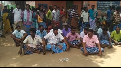 பள்ளி மாணவிகளை மசாஜ் செய்யச்சொல்லி வற்புறுத்திய தலைமை ஆசிரியர்; பெற்றோர் ஆவேசம்