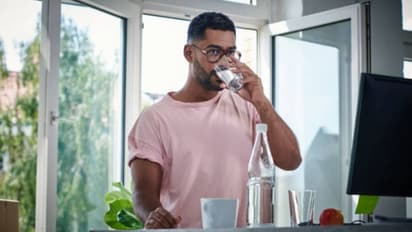 தினமும் இவ்வளவு தண்ணீர் குடிப்பதால் உடல் எடை குறையும்!