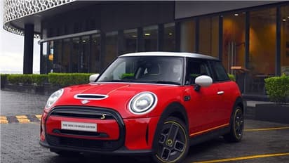 നിറം ചുവപ്പു മാത്രം, മൈലേജ് 270 കിമി; ഈ മിനി കൂപ്പര് ആളൊരു കേമനാ!