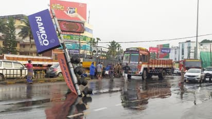 അരൂരിൽ നിയന്ത്രണം തെറ്റിയ ലോറി ഇടിച്ച് കയറി, സ്കൂട്ടർ നിന്ന് കത്തി, പിന്നെ നടന്നത് അത്ഭുതം !