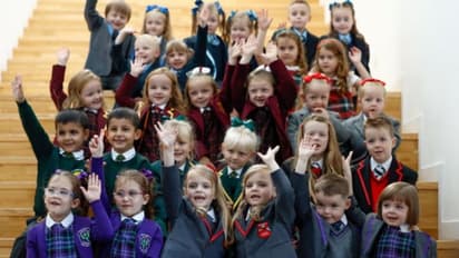 ஸ்கூலுக்கு கிளம்பிய Cute இரட்டையர்கள்.. வித்தியாசமான பள்ளியா இருக்கே - அங்கு எத்தனை Twins இருகாங்க தெரியுமா?