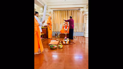 திடீரென ரிஷிகேஷ் சென்ற சூப்பர் ஸ்டார் ரஜினிகாந்த்.. தயானந்த சரஸ்வதி சமாதி - மாலை அணிவித்து மரியாதை! Viral Pics