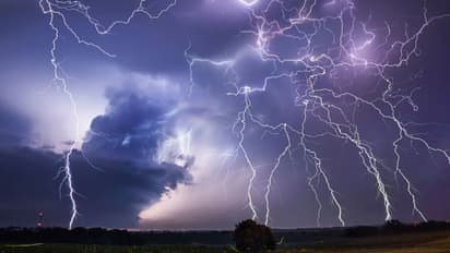 ಅರಬ್ಬಿ ಸಮುದ್ರದಲ್ಲಿ ಚಂಡಮಾರುತ : ಗುಜರಾತ್‌ನಲ್ಲಿ ಸಿಡಿಲಿಗೆ ಒಂದೇ ದಿನ 20 ಮಂದಿ ಬಲಿ