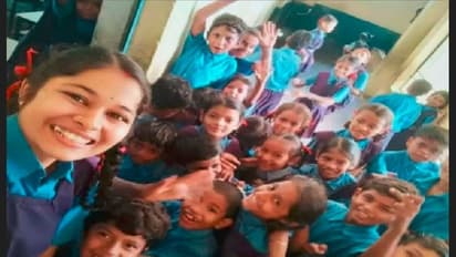 ಈ ಶಾಲೇಲಿ ಮಕ್ಕಳಂತೆ ಸಮವಸ್ತ್ರ ಧರಿಸಿ ಬರ್ತಾರೆ ಟೀಚರ್‌