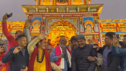 Jailer star Rajinikanth visits Badrinath temple to offer prayers (Photos and Video)