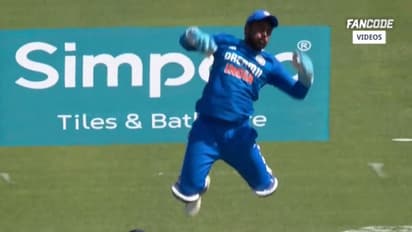 അര്ഷ്ദീപിനെ തൂക്കിയടിച്ച കെയ്ല് മയേഴ്സിനെ അടുത്ത പന്തില് ചാടിപ്പിടിച്ച് സഞ്ജുവിന്റെ പ്രതികാരം-വീഡിയോ