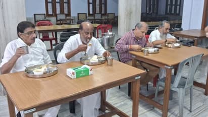 நான்கு ஆண்டுகள் கழித்து நண்பர்களோடு.. இமயமலையில் சூப்பர் ஸ்டார் ரஜினிகாந்த் - வெளியான புகைப்படங்கள்!