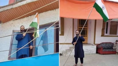 మోడీ పిలుపు : జాతీయ పతాకాన్ని ఎగురవేసిన హిజ్బుల్ ఉగ్రవాది సోదరుడు, అదీ కాశ్మీర్లో.. నెటిజన్ల ప్రశంసలు