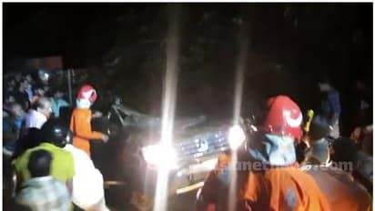 പൊലീസുകാരനും കുടുംബവും സഞ്ചരിച്ച കാറിന് മുകളിൽ പാറയും മണ്ണും ഇടിഞ്ഞ് വീണു; ഒരാൾ മരിച്ചു, 5 പേർക്ക് പരിക്ക്