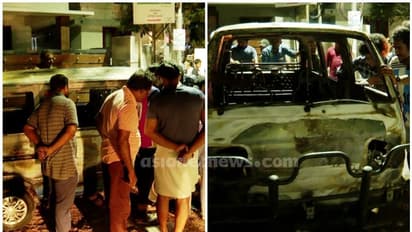  ഓടിക്കൊണ്ടിരിക്കെ എഞ്ചിന്റെ ഭാഗത്ത് നിന്ന് പുക ഉയരുന്നു; അപകടം മണത്ത് വണ്ടി നിർത്തി പുറത്തിറങ്ങി, പിന്നാലെ...