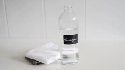 ഈ വസ്ത്രങ്ങൾ വിനാഗിരി ഉപയോഗിച്ച് കഴുകി നോക്കൂ; എളുപ്പത്തിൽ വൃത്തിയാകും 