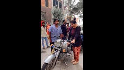 ಅಭಿಮಾನಿ ಬುಲೆಟ್‌ ಮೇಲೆ ಆಟೋಗ್ರಾಫ್ ಹಾಕಿದ ರಚಿತಾ ರಾಮ್; ಫೋಟೋ ವೈರಲ್!