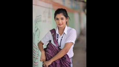 பள்ளி மாணவியாக மாறிய பிக்பாஸ் ஜனனி..!  ஸ்கர்ட் அண்ட் ஷர்ட்டில் நடத்திய வேற லெவல் போட்டோ ஷூட்!