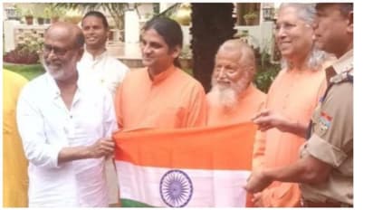 இமயமலையில் சுதந்திர தினம் கொண்டாடி ஆச்சர்யப்பட வைத்த ரஜினிகாந்த்! வைரலாகும் தேசபக்தி புகைப்படம்!