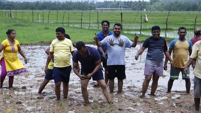 ಕಾರವಾರ: ಕೆಸರಲ್ಲಿ ಓಟ, ಹಗ್ಗಜಗ್ಗಾಟ; ಗ್ರಾಮೀಣ ಕ್ರೀಡಾ ಸೊಗಡಿನಲ್ಲಿ ಮಿಂದೆದ್ದ ಯುವಜನತೆ