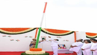 77వ ఇండిపెండెన్స్ డే: ప్రగతి భవన్ లో జాతీయ పతాకాన్ని ఆవిష్కరించిన కేసీఆర్