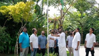 വീട്ടില്‍ ദേശീയ പതാക ഉയര്‍ത്തി ആശംസകളുമായി മമ്മൂട്ടി