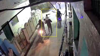 ಪುಟ್ಟ ಮಗಳನ್ನು ಹೆಗಲ ಮೇಲೆ ಕುಳ್ಳಿರಿಸಿ ನಡೆಯುತ್ತಿದ್ದ ಅಪ್ಪನ ಮೇಲೆ ಗುಂಡಿನ ದಾಳಿ, ಭೀಕರ ದೃಶ್ಯ ಸೆರೆ!