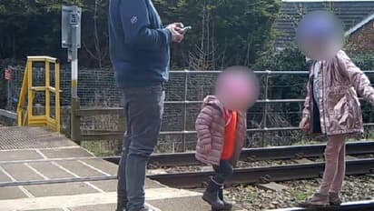 മക്കളെ ട്രാക്കിൽ കളിക്കാൻ അനുവദിച്ച് അച്ഛൻ, മുന്നറിയിപ്പുമായി ഇവിടുത്തെ റെയിൽവേ