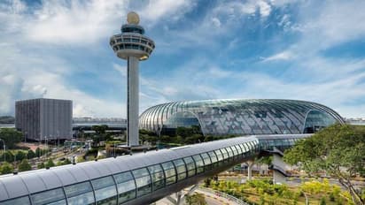 சிங்கப்பூர்.. Girl Friendஐ வழியனுப்ப 55 வயது நபர் செய்த பலே வேலை - லபக்கென்று பிடித்து கைது செய்த போலீசார்!