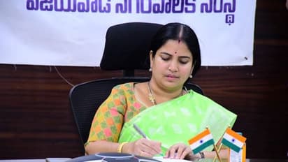 మందలగిరి మాలోకం లోకేష్ ఒక శుంఠపుత్రుడు...: విజయవాడ మేయర్ సెటైర్లు