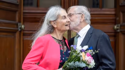 റിട്ടയർമെന്റ് ഹോമിൽ കണ്ടുമുട്ടി പ്രണയിച്ചു, 82 -കാരനും 81 -കാരിക്കും വിവാഹം